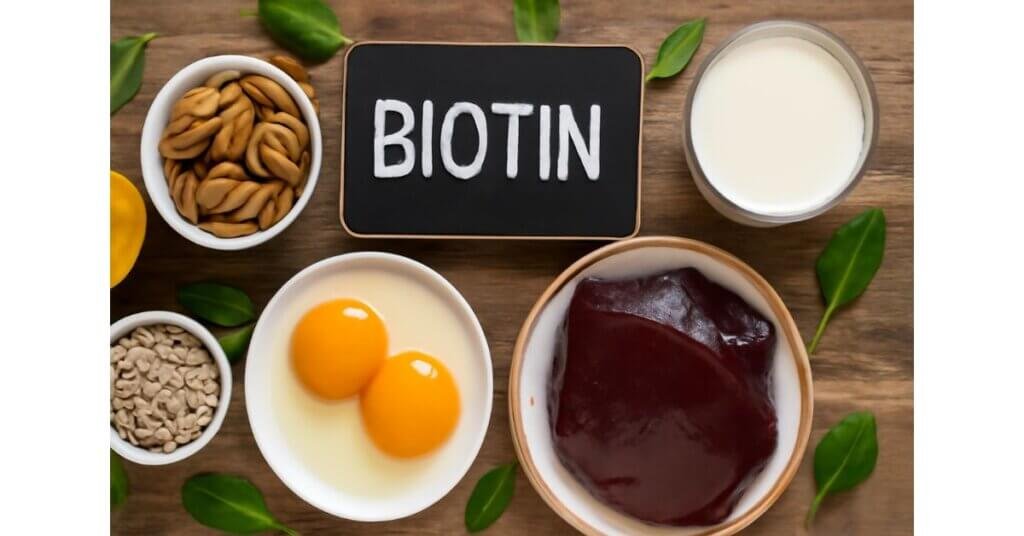 Thực phẩm giàu Vitamin B7 Biotin gồm gan bò, lòng đỏ trứng, hạt hạnh nhân, hạt hướng dương và sữa tươi trên bàn gỗ tự nhiên.