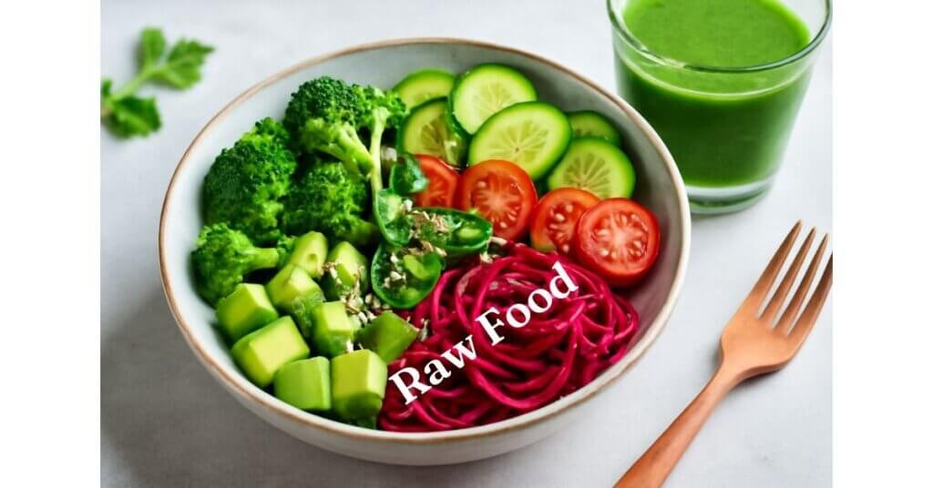 Một đĩa salad tươi ngon với rau củ sống và smoothie xanh giàu dinh dưỡng, giúp cung cấp vitamin và chất chống oxy hóa.