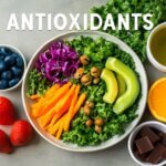 Salad cầu vồng, trái cây mọng, socola đen và trà xanh, tất cả đều giàu chất chống oxy hóa, giúp bảo vệ sức khỏe và ngăn ngừa lão hóa.
