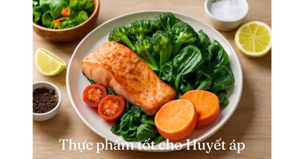 Ảnh món ăn cân bằng dinh dưỡng với cá hồi, khoai lang, rau xanh giúp hỗ trợ huyết áp khỏe mạnh.