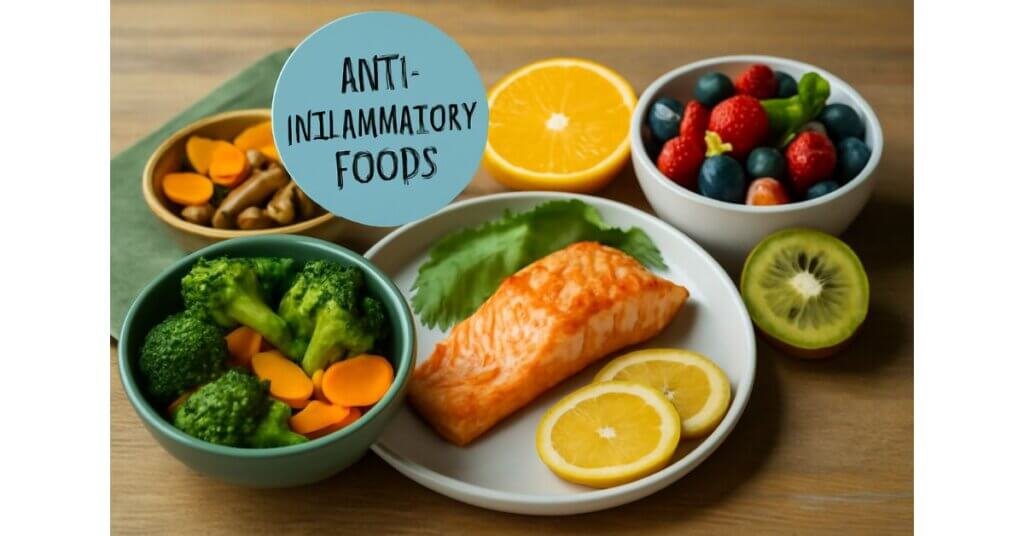 Một đĩa cá hồi áp chảo cùng rau xanh, trái cây tươi và gia vị kháng viêm, giúp giảm viêm hiệu quả từ chế độ ăn uống.