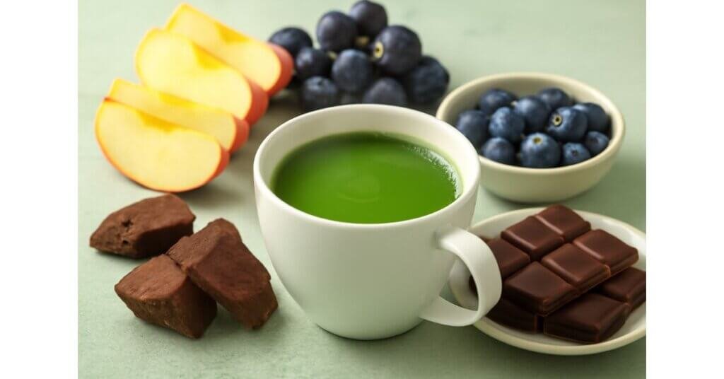 Hình ảnh gần cận của trà xanh, socola đen, táo và nho tươi, những thực phẩm giàu flavanol tốt cho sức khỏe và làm đẹp da.